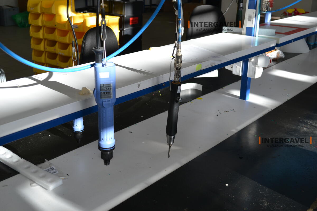 Munkaasztal székekkel, csavarozóval 5