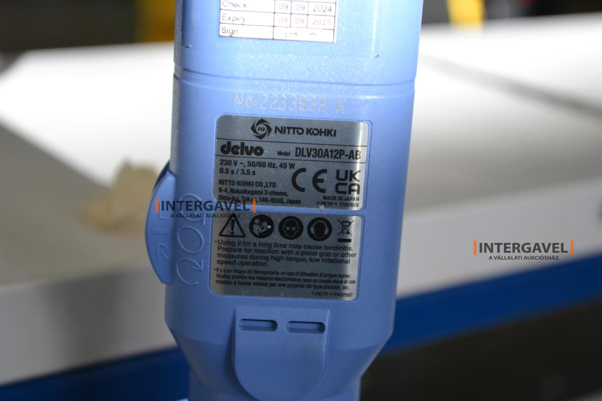 Munkaasztal székekkel, csavarozóval 6