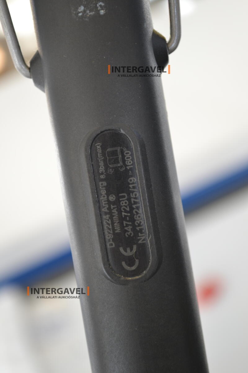 Munkaasztal székekkel, csavarozóval 7