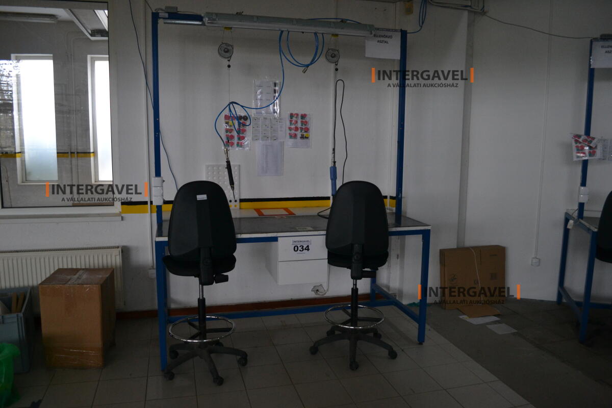 Munkaasztal székekkel, csavarozóval