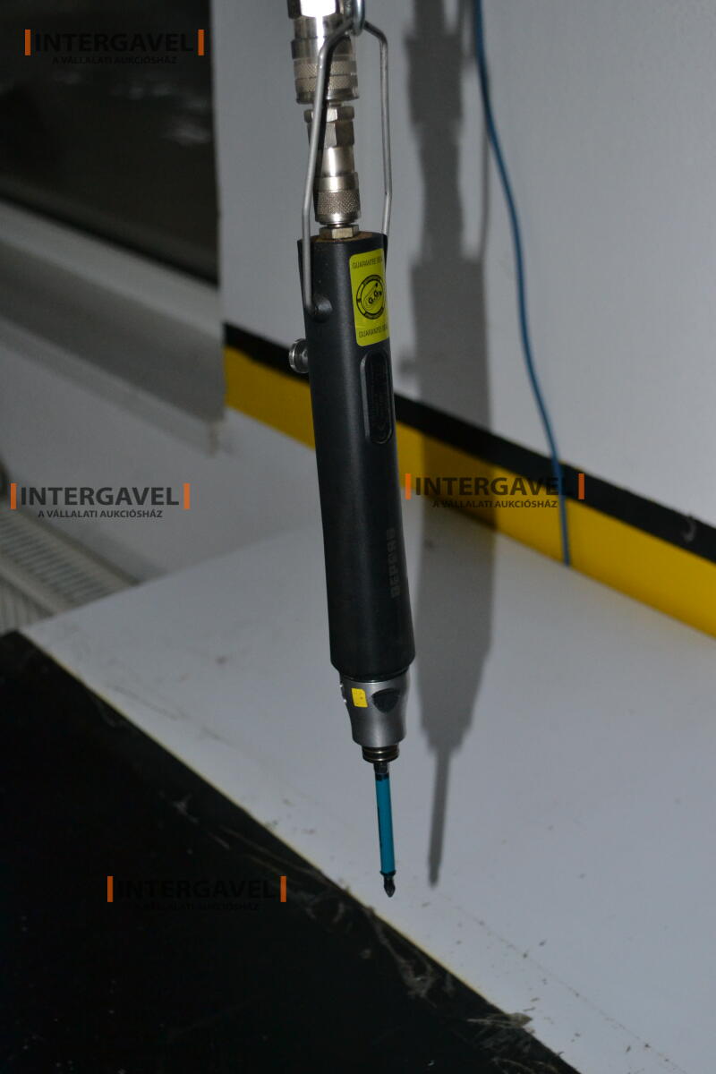 Munkaasztal székekkel, csavarozóval 4