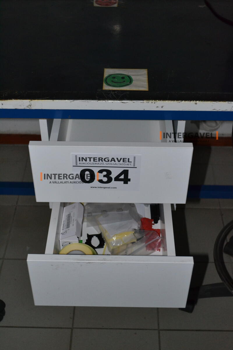 Munkaasztal székekkel, csavarozóval 6