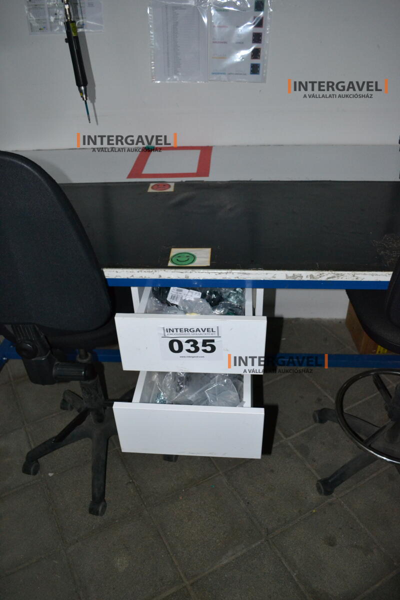 Munkaasztal székekkel, csavarozóval 4