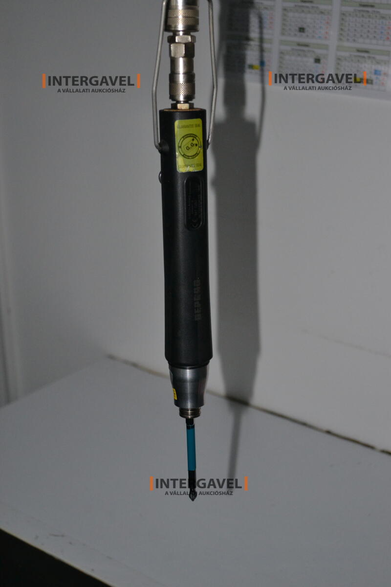 Munkaasztal székekkel, csavarozóval 5