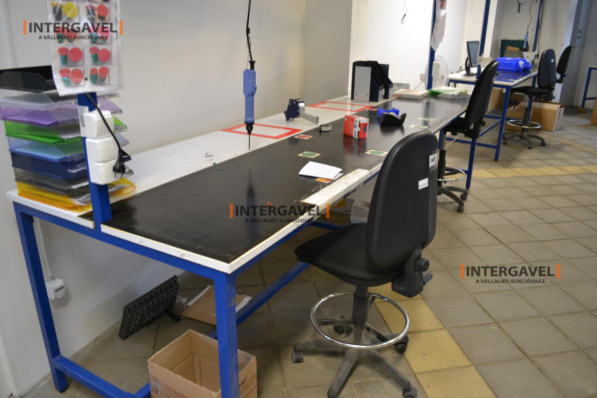 Munkaasztal székekkel, csavarozóval 2
