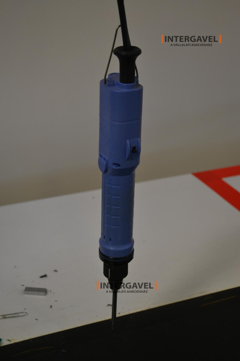 Munkaasztal székekkel, csavarozóval 3