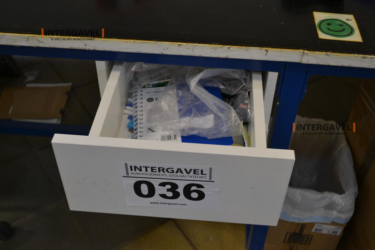 Munkaasztal székekkel, csavarozóval 4