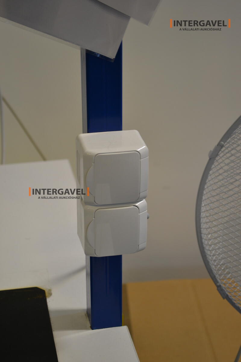 Munkaasztal székekkel, csavarozóval 5