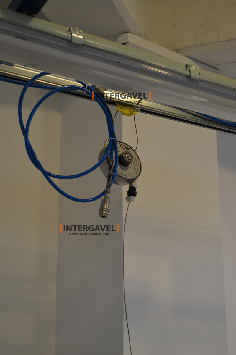 Munkaasztal székekkel, csavarozóval 8