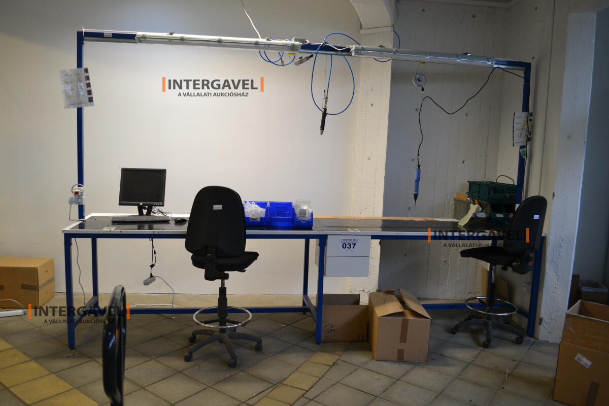 Munkaasztal székekkel, csavarozóval