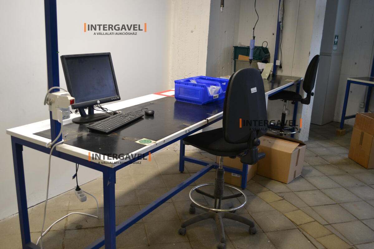 Munkaasztal székekkel, csavarozóval 2