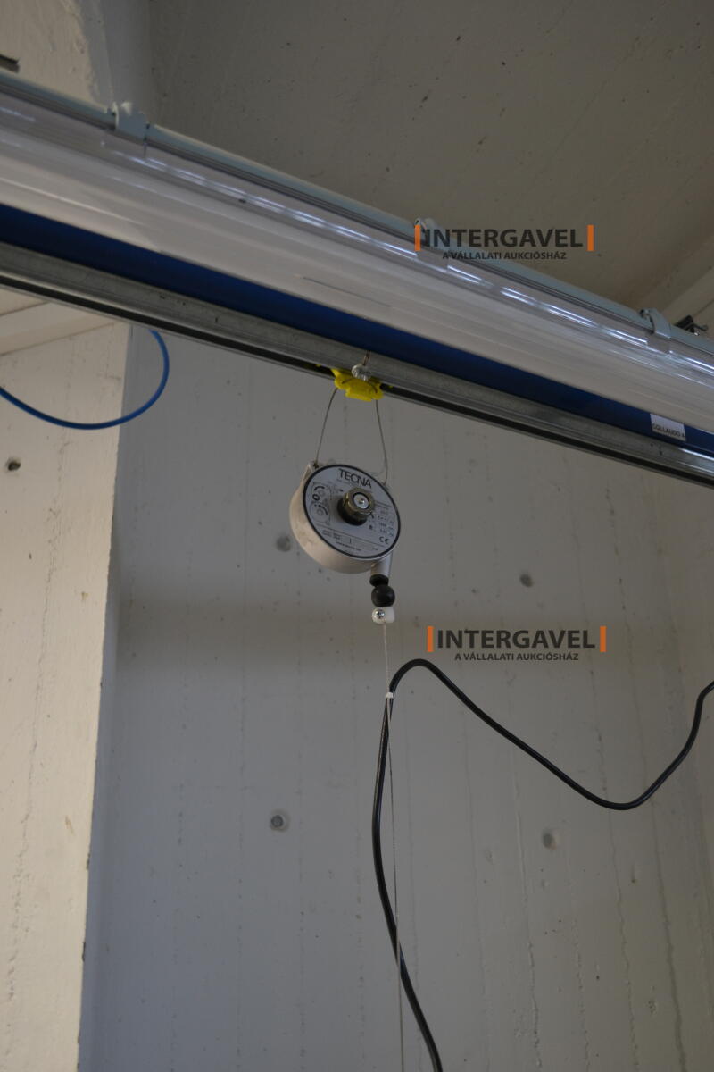 Munkaasztal székekkel, csavarozóval 6