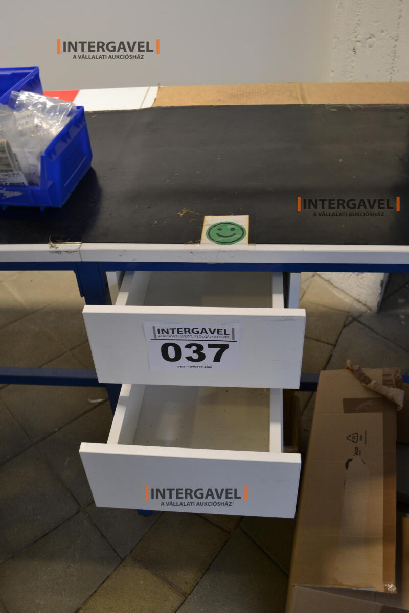 Munkaasztal székekkel, csavarozóval 7