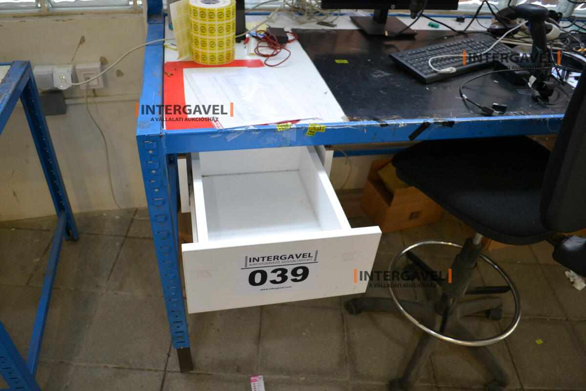 Munkaasztal székekkel, csavarozóval 3