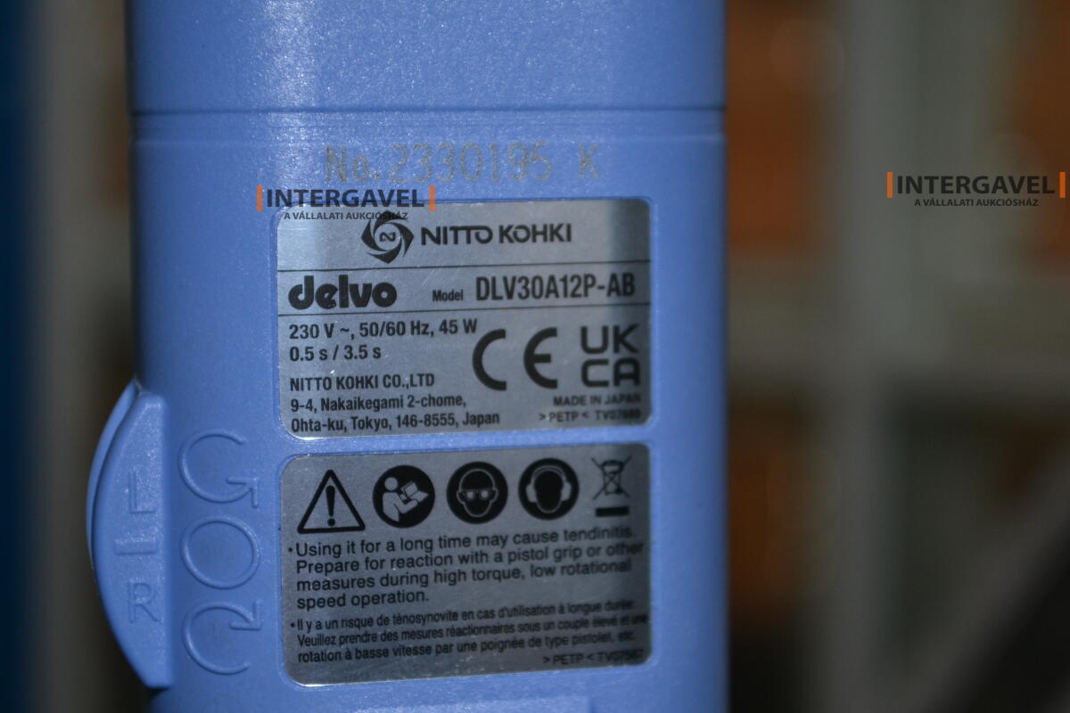 Munkaasztal székekkel, csavarozóval 4