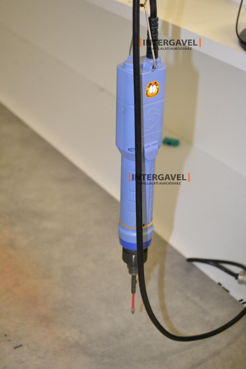 Asztalok, székekkel, csavarozókkal 4