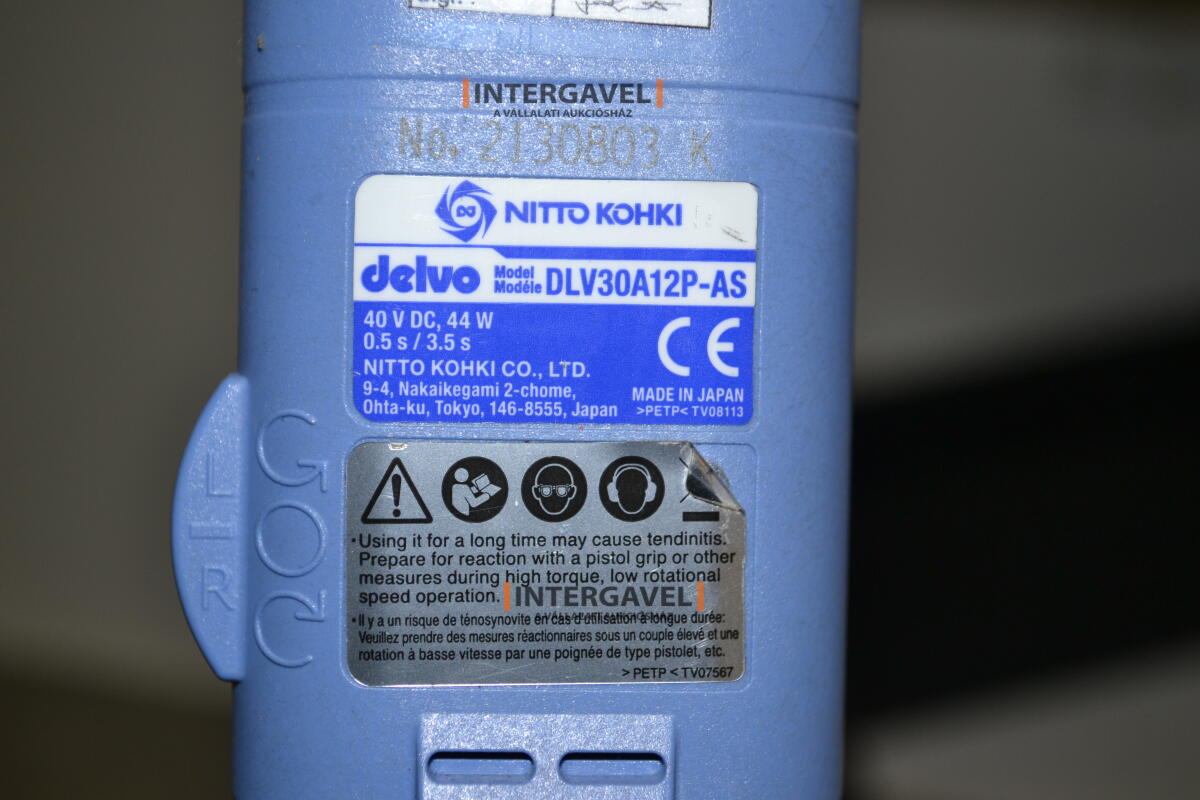 Asztalok, székekkel, csavarozókkal 5