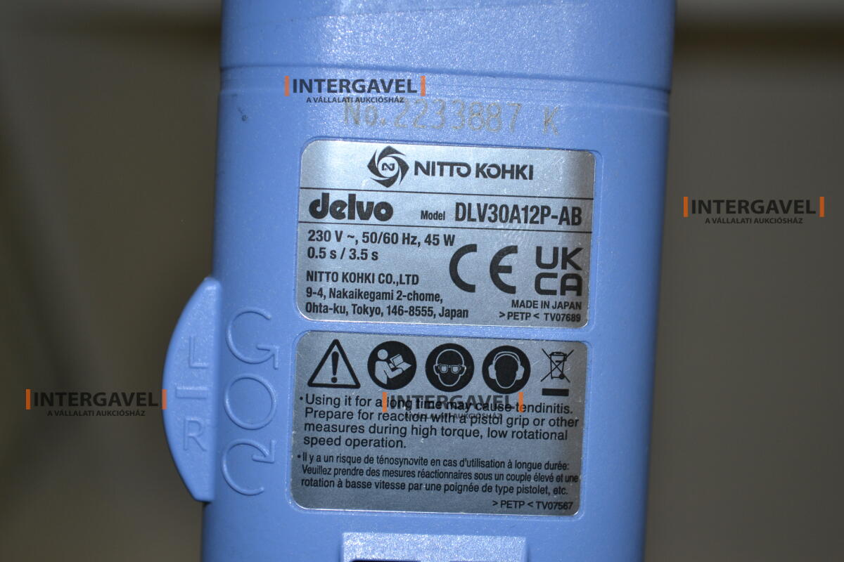 Asztalok, székekkel, csavarozókkal 6