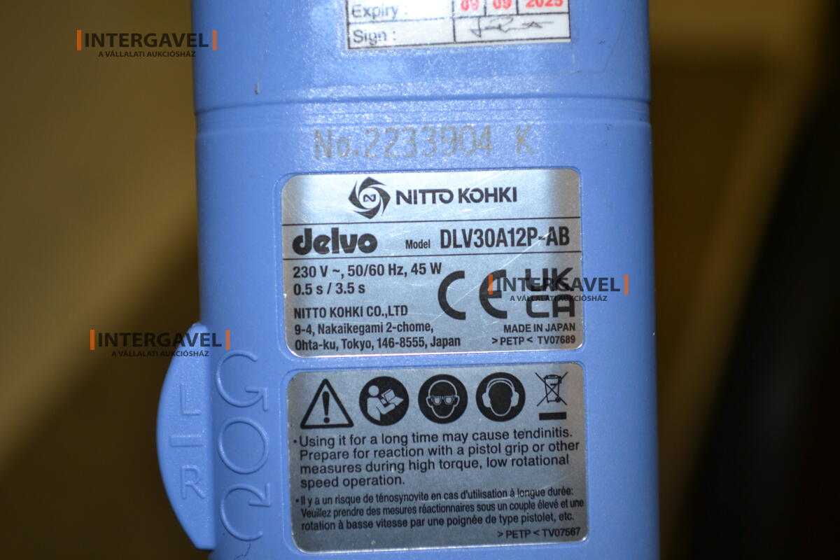 Asztalok, székekkel, csavarozókkal 7