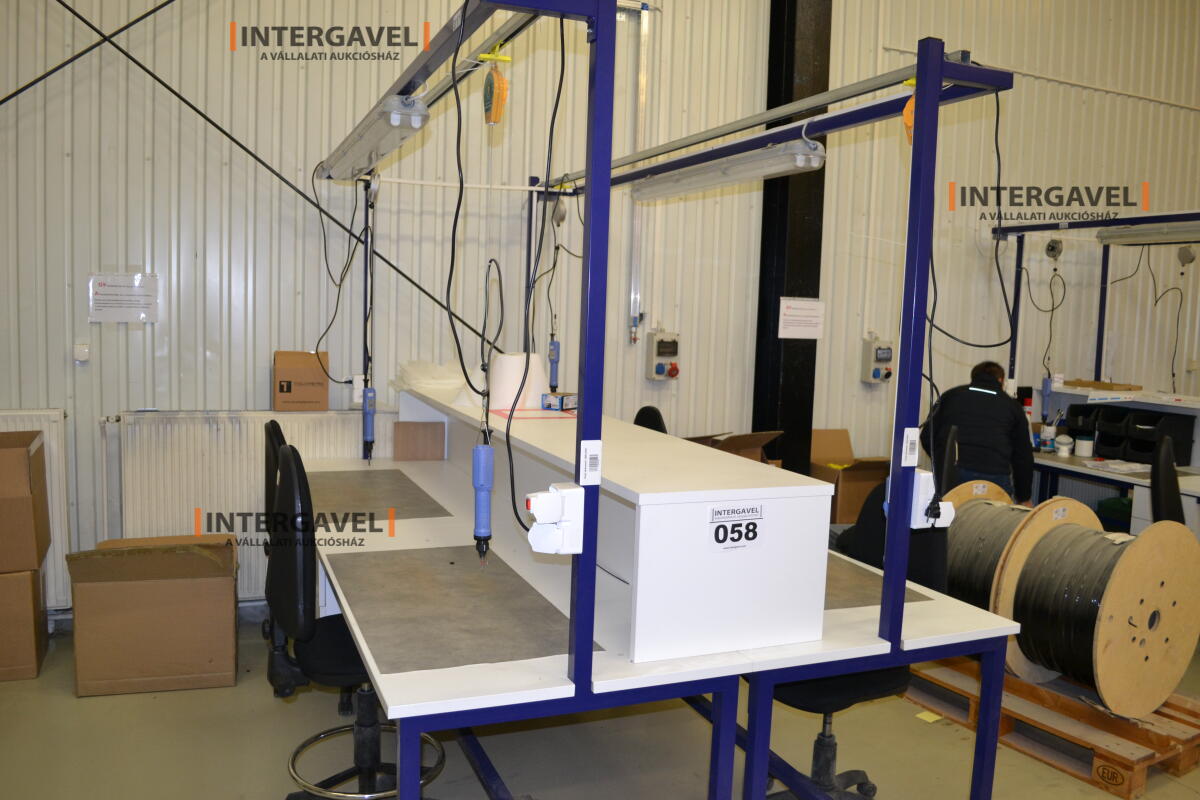 Asztalok, székekkel, csavarozókkal