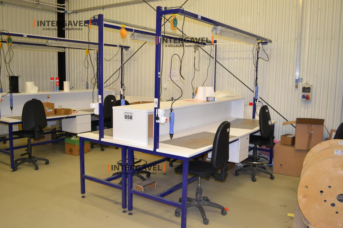 Asztalok, székekkel, csavarozókkal 2