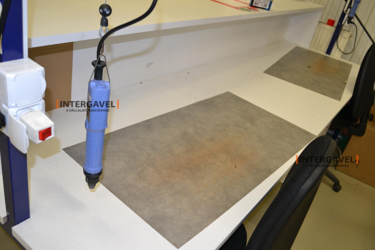 Asztalok, székekkel, csavarozókkal 3