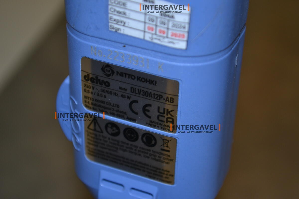 Asztalok, székekkel, csavarozókkal 4