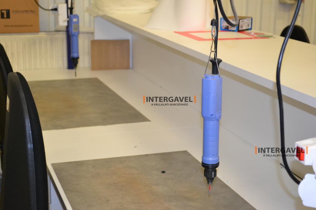 Asztalok, székekkel, csavarozókkal 6