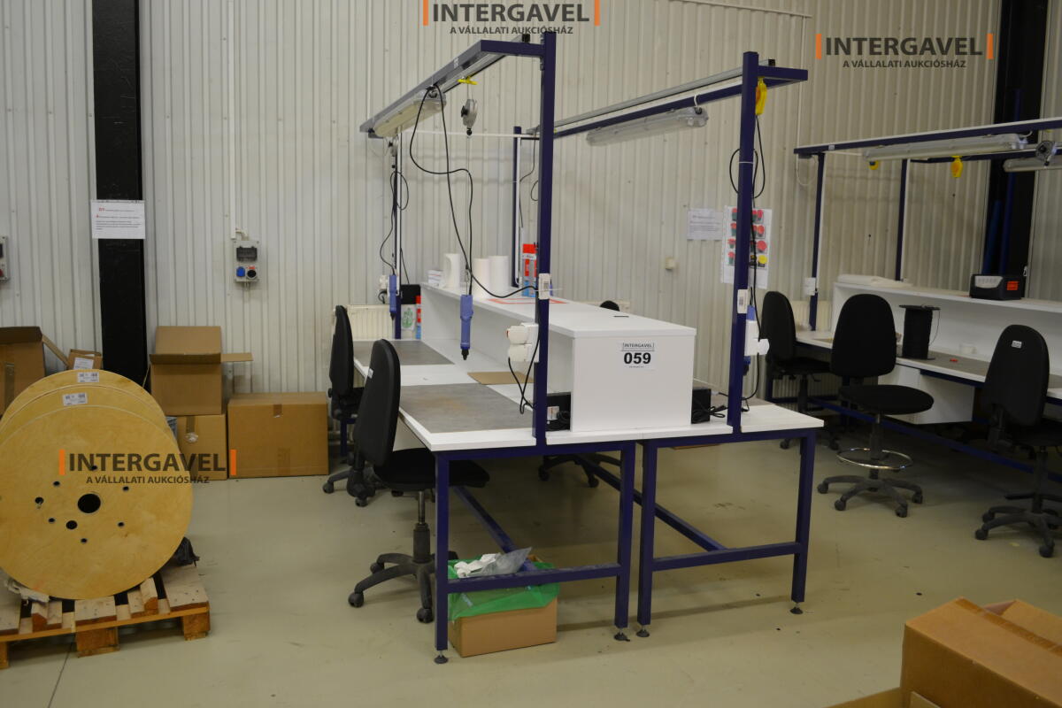 Asztalok, székekkel, csavarozókkal