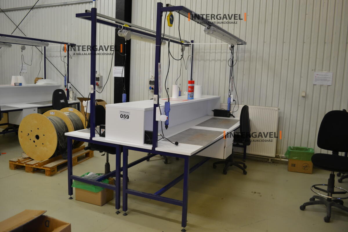 Asztalok, székekkel, csavarozókkal 2