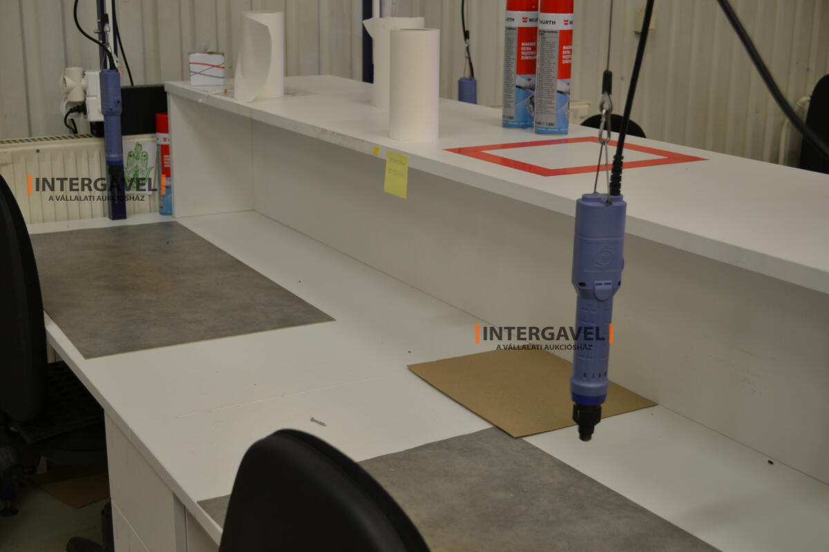 Asztalok, székekkel, csavarozókkal 5