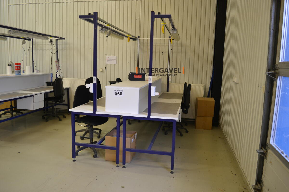 Asztalok, székekkel