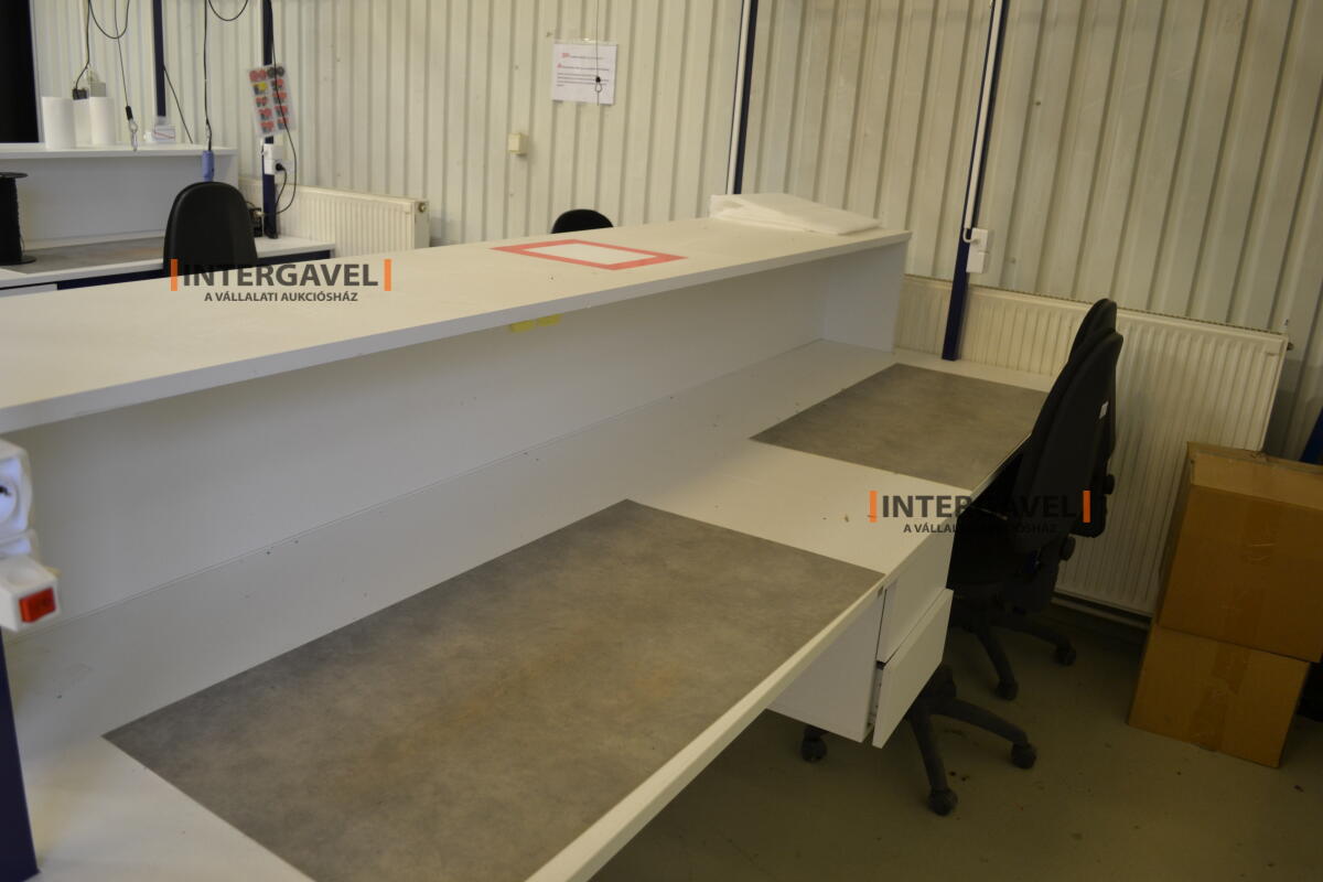 Asztalok, székekkel 4