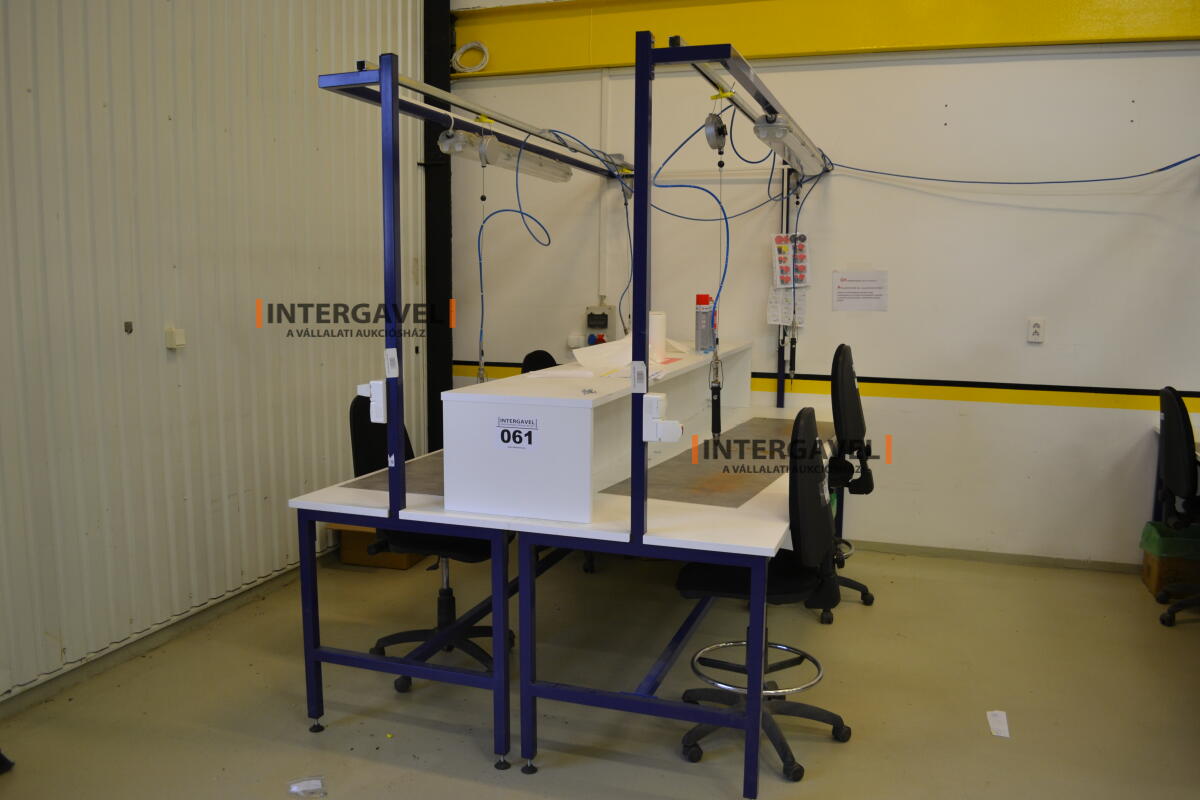 Asztalok, székekkel, csavarozókkal