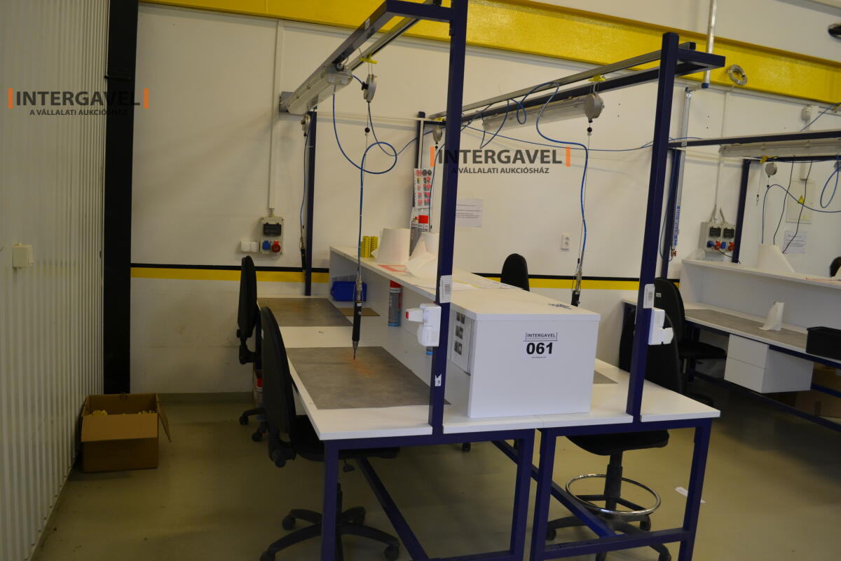 Asztalok, székekkel, csavarozókkal 2