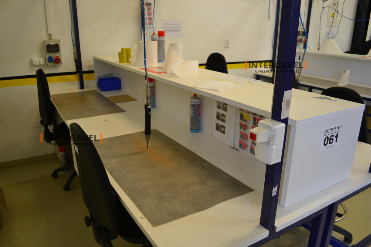 Asztalok, székekkel, csavarozókkal 4