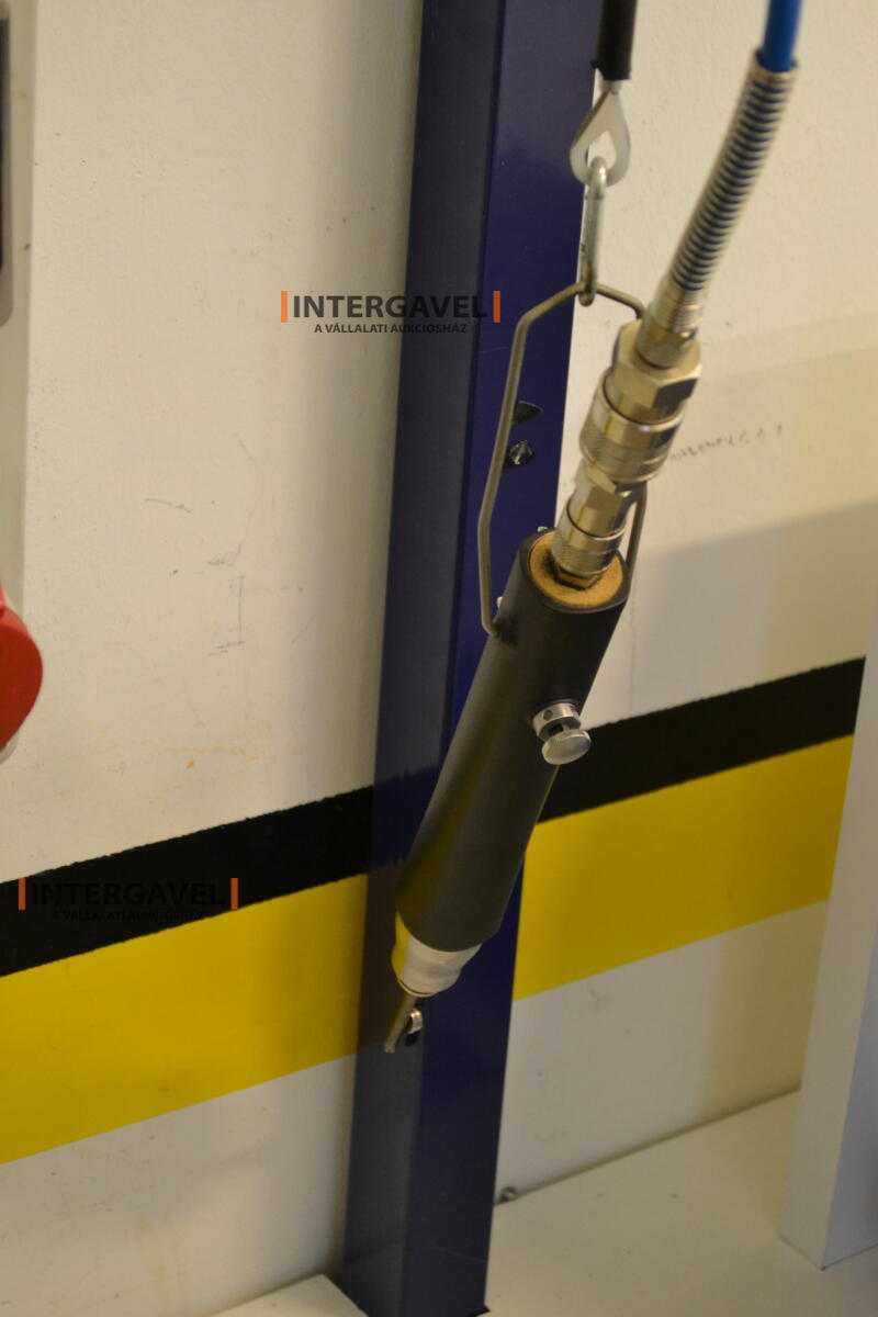 Asztalok, székekkel, csavarozókkal 6