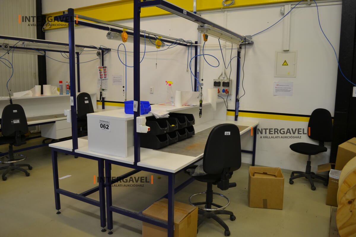 Asztalok, székekkel, csavarozókkal