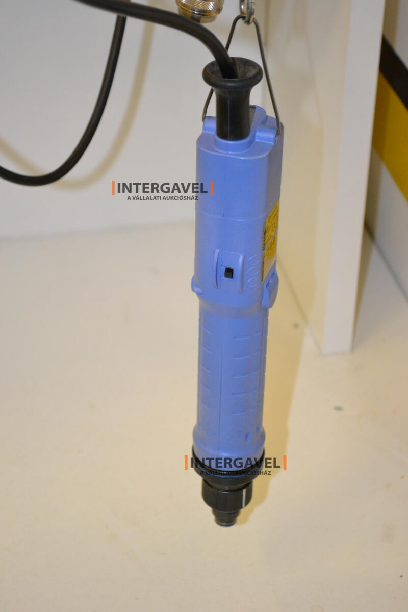 Asztalok, székekkel, csavarozókkal 6