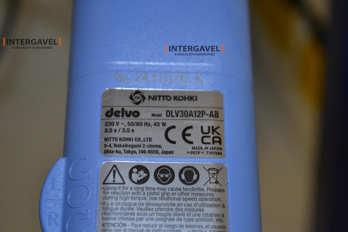 Asztalok, székekkel, csavarozókkal 7