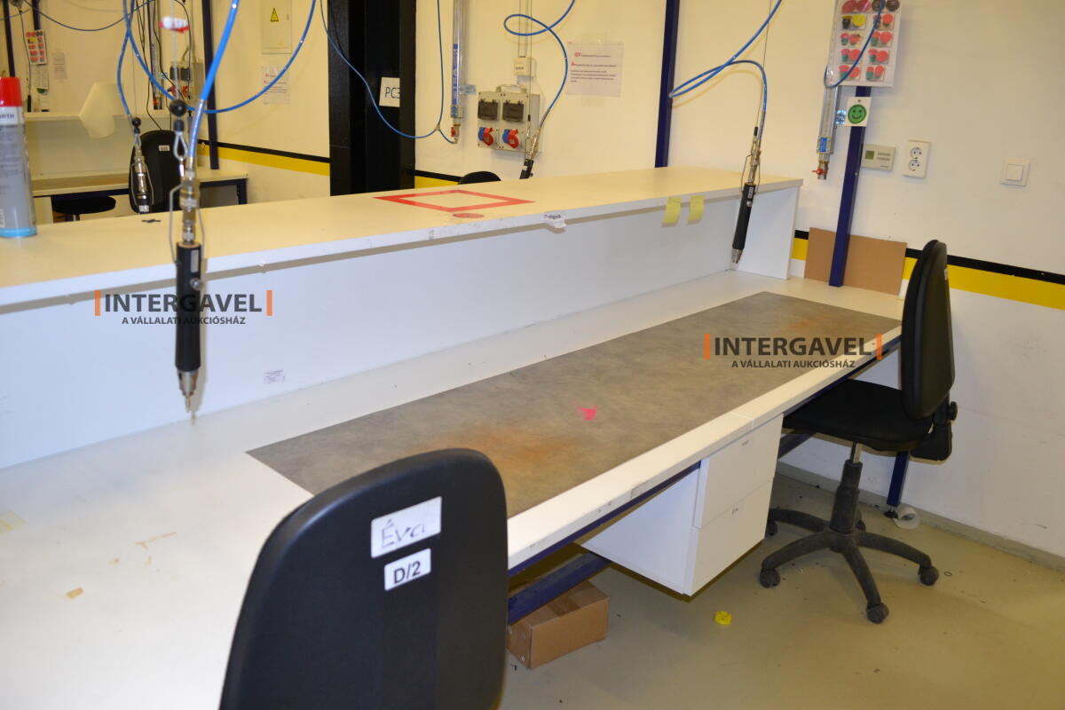 Asztalok, székekkel, csavarozókkal 3