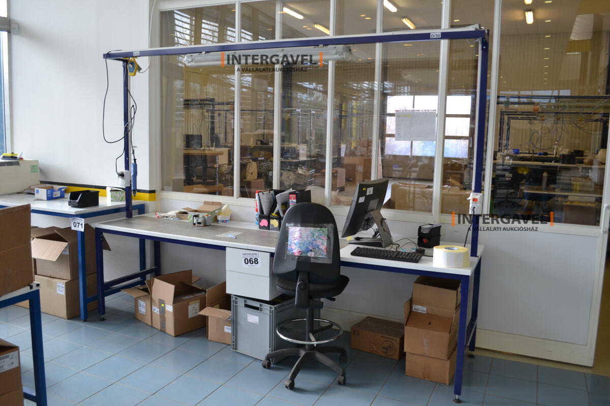 Asztal székkel, csavarozóval