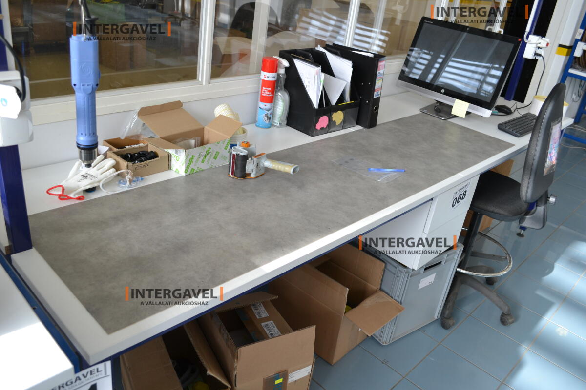 Asztal székkel, csavarozóval 2