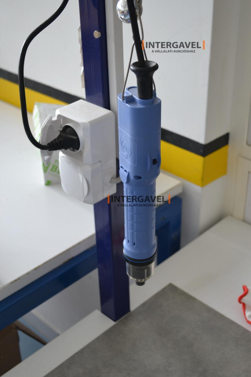 Asztal székkel, csavarozóval 3