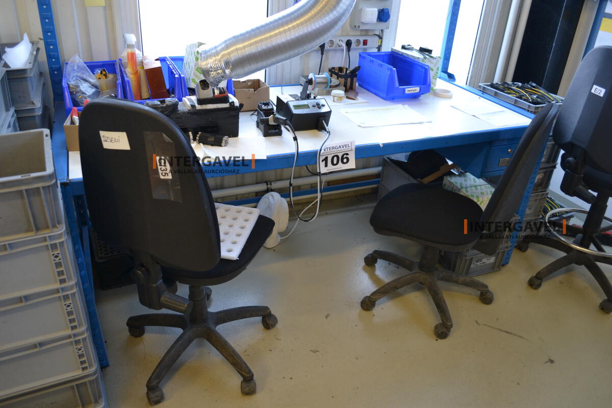 Munkaasztal székekkel