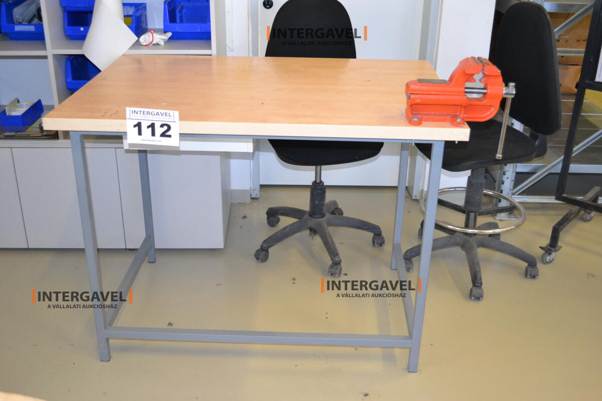 Asztal székkel, satuval