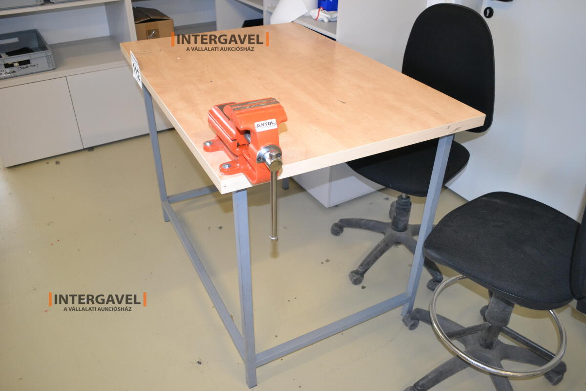 Asztal székkel, satuval 2