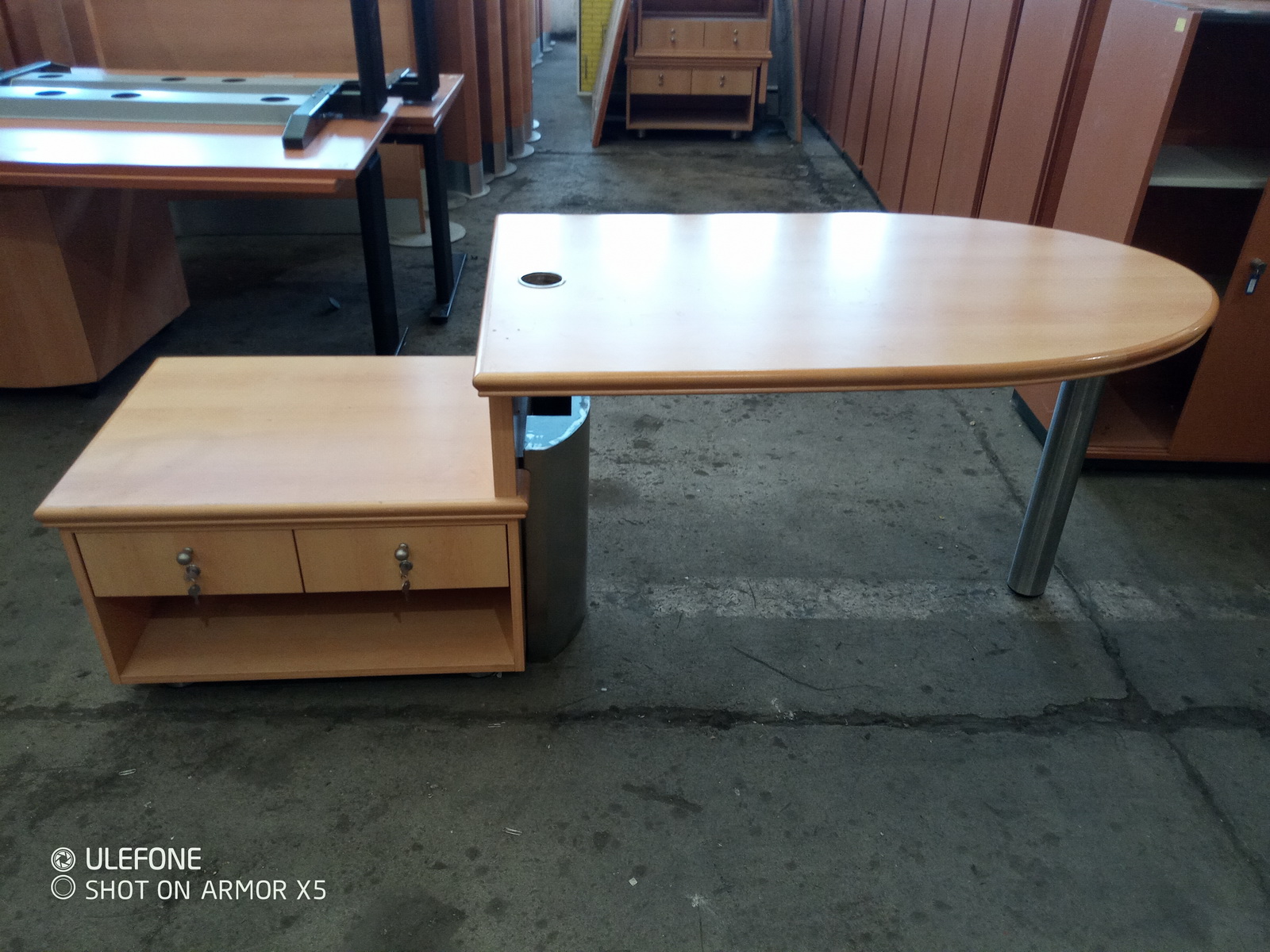 Referensi asztal fiókos résszel 2