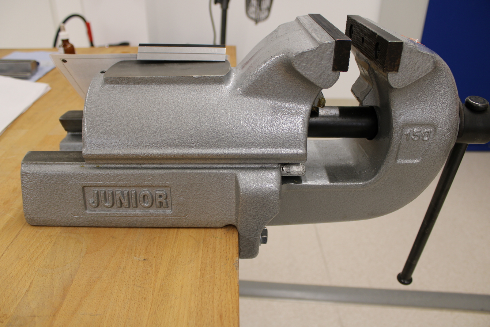 Munkaasztal satuval 4