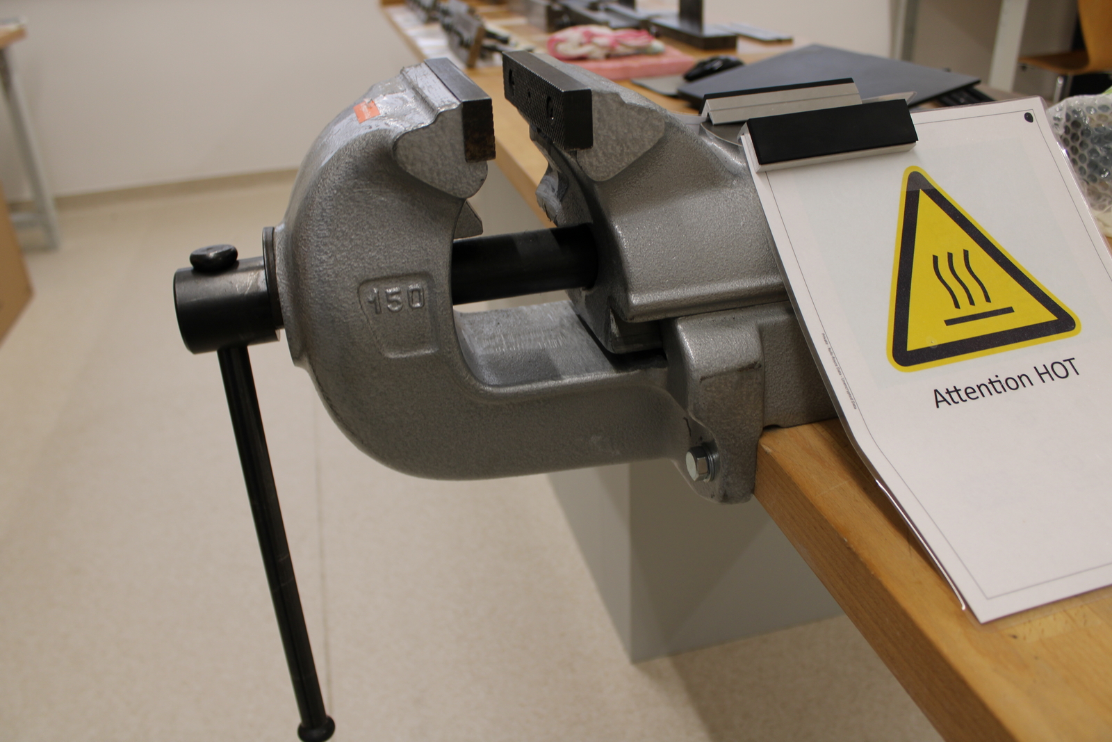 Munkaasztal satuval 5